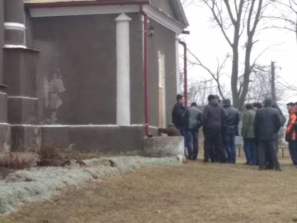 «Бал сатаны»: волынские раскольники бензопилой срезают замки с храма УПЦ (ФОТО) | Русская весна