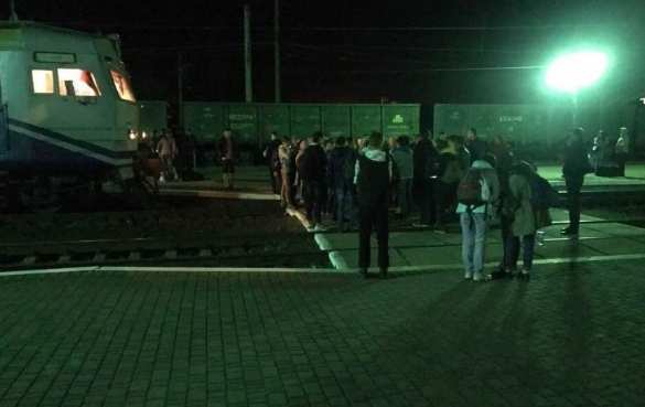 На Украине пассажиры, не поместившиеся в короткий поезд, заблокировали железную дорогу (ФОТО) | Русская весна