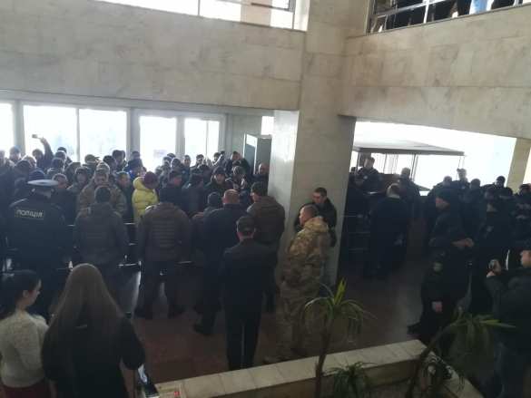 В Запорожье «атошники» пошли на штурм облсовета (ФОТО, ВИДЕО 18+) | Русская весна