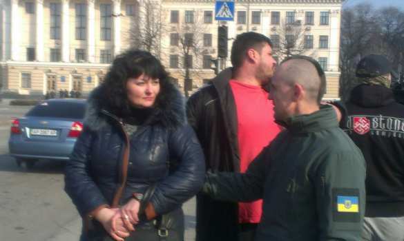 СРОЧНО: Столкновения в Запорожье — новый «Антимайдан» забросали яйцами и дымовыми шашками (ФОТО) | Русская весна