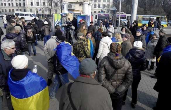 СРОЧНО: Столкновения в Запорожье — новый «Антимайдан» забросали яйцами и дымовыми шашками (ФОТО) | Русская весна