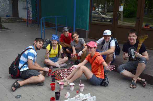 На пороге Европы: в Запорожье при участии полиции раскрасили 16 канализационных люков (ФОТО) | Русская весна