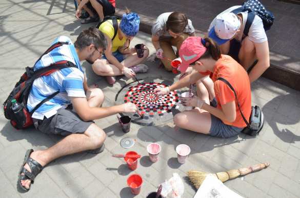 На пороге Европы: в Запорожье при участии полиции раскрасили 16 канализационных люков (ФОТО) | Русская весна