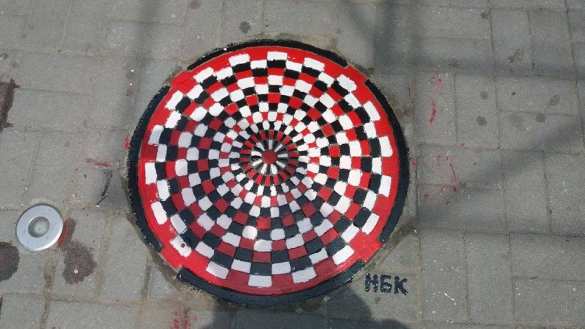 На пороге Европы: в Запорожье при участии полиции раскрасили 16 канализационных люков (ФОТО) | Русская весна