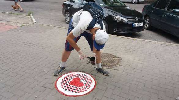 На пороге Европы: в Запорожье при участии полиции раскрасили 16 канализационных люков (ФОТО) | Русская весна