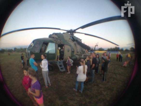 На Украине сломавшийся военный вертолет приземлился на поле, где играли дети (ФОТО, ВИДЕО) | Русская весна