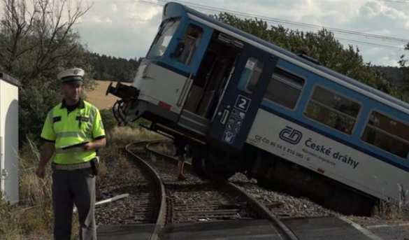 Страшная авария: Вагон врезался в автобус с украинскими гастарбайтерами в Чехии (ФОТО, ВИДЕО) | Русская весна