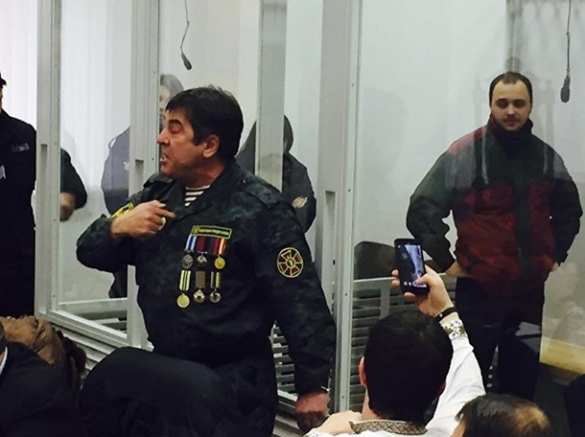 Без нее отсюда не уйду, — нардеп в суде приковал себя наручниками к неонацистке Заверухе, радикалы заблокировали суд (ФОТО, ВИДЕО)  | Русская весна