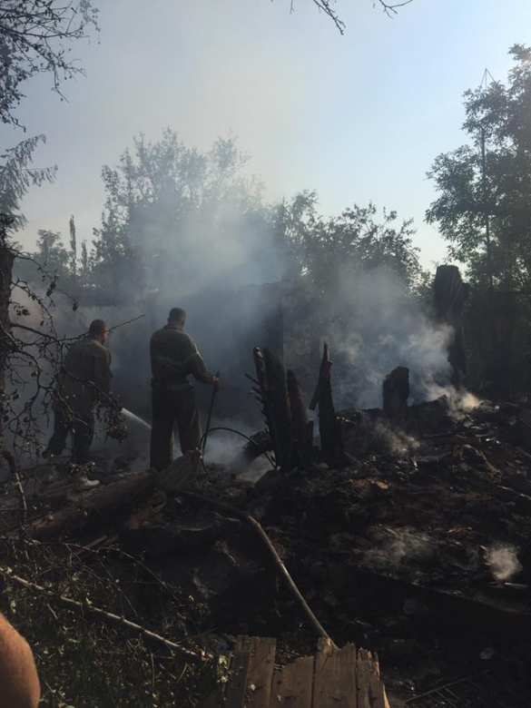 Последствия ночного обстрела Горловки: в Зайцево полностью сгорели два дома (ФОТО) | Русская весна