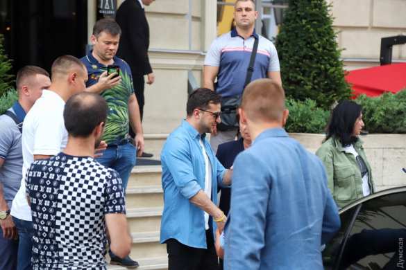 «Ведите себя вызывающе»: Зеленский прилетел в Одессу на «Лигу смеха» (ФОТО, ВИДЕО) | Русская весна