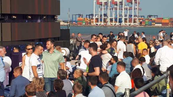 «Ведите себя вызывающе»: Зеленский прилетел в Одессу на «Лигу смеха» (ФОТО, ВИДЕО) | Русская весна