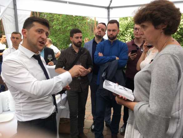 Зеленский провёл закрытую встречу с журналистами на пуфиках в лесу (ФОТО) | Русская весна