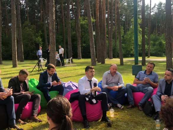 Зеленский провёл закрытую встречу с журналистами на пуфиках в лесу (ФОТО) | Русская весна