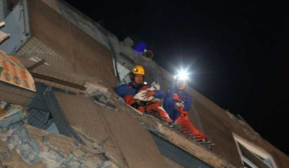 17-этажный дом рухнул в результате землетрясения на Тайване (ФОТО, ВИДЕО) | Русская весна