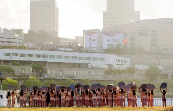 130 американок разделись на акции против Трампа (ФОТО) | Русская весна