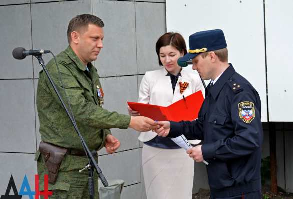 Глава ДНР вручил отличившимся военнослужащим и сотрудникам силовых структур ключи от новых квартир (ФОТО) | Русская весна