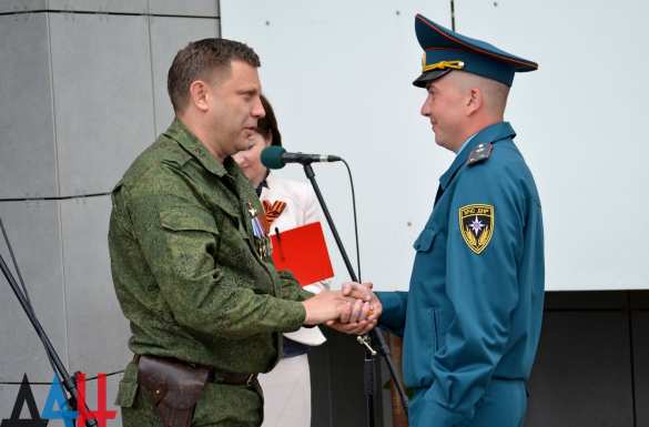 Глава ДНР вручил отличившимся военнослужащим и сотрудникам силовых структур ключи от новых квартир (ФОТО) | Русская весна