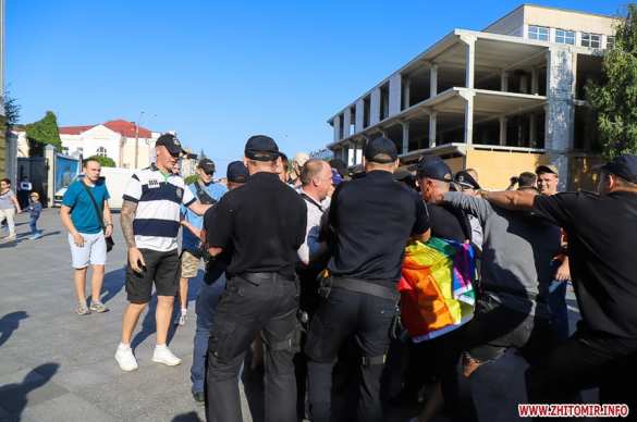 В Житомире прошел гей-парад: гомосексуалисты подрались с полицией (ФОТО, ВИДЕО)  | Русская весна