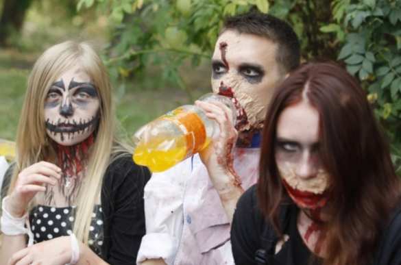 В Киеве прошел зомби-парад: окровавленные лица и хороводы смерти (ФОТО, ВИДЕО) | Русская весна