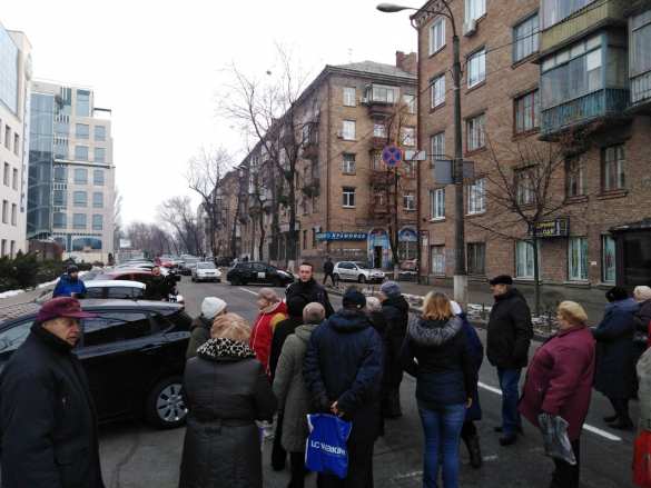 Замерзающие киевляне перекрывают улицы, возникают стычки с водителями (ФОТО, ВИДЕО) | Русская весна