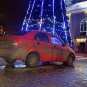 Пьяный полицейский протаранил городскую елку в Мариуполе (ФОТО)
