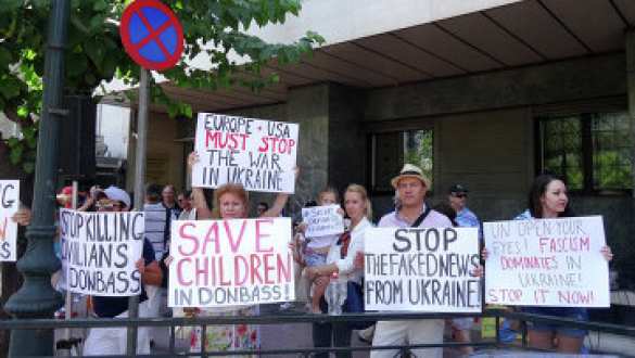 Митинг против карательной операции на Донбассе прошёл на Венецианском кинофестивале | Русская весна