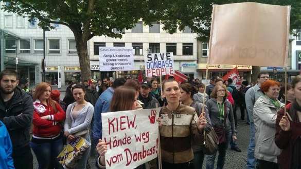 Des centaines d'Allemands se sont opposés au fascisme ukrainien à l'occasion de la visite de Yatseniouk en Allemagne | Русская весна