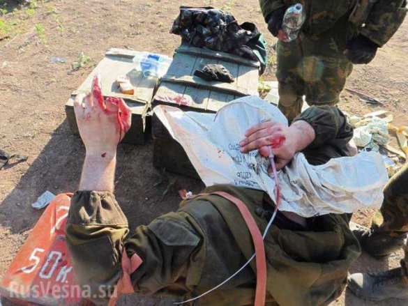 Following ISIS’s path — Right Sector fighters cut fingers to captured militiaman (graphic content 18+) | Русская весна