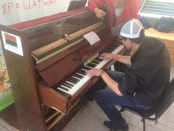 Установленное в центре Киева для повышения культуры пианино уничтожили меньше чем за сутки (ФОТО) | Русская весна