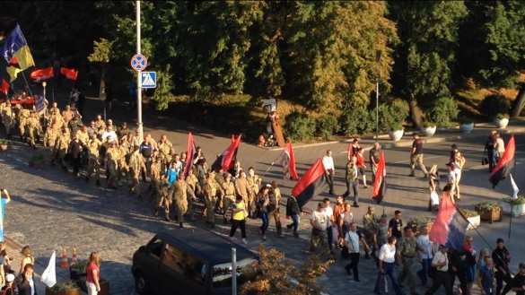 Спецкор «Русской Весны» в Киеве сообщает, что с трибуны Майдана Дмитрий Ярош заявил о переименовании «Правого Сектора» и объявлении всенародного референдума о доверии действующей власти | Русская весна