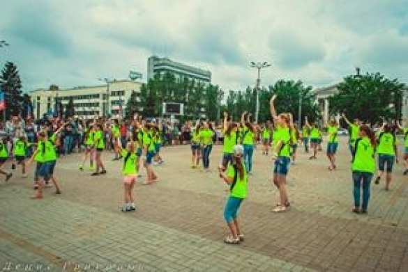 «Донбасс говорит по-русски!» — на центральной площади города состоялся необычный флешмоб (ВИДЕО) | Русская весна