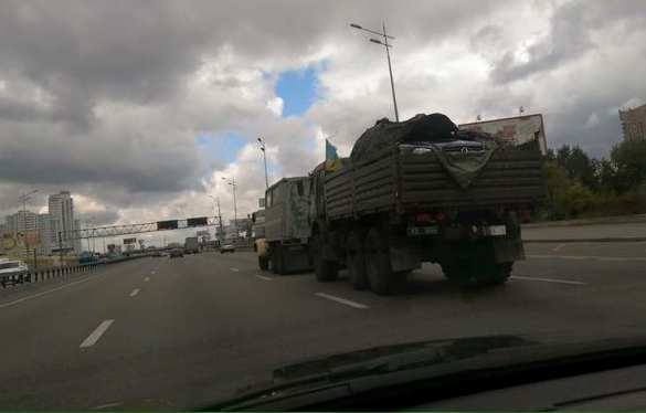 Из зоны «АТО» в Киев военнослужащие вывозят отнятые у мирных граждан автомобили (ФОТОФАКТ) | Русская весна