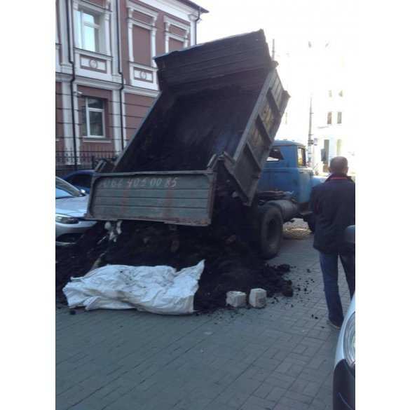 Боевики карательных батальонов выгрузили грузовик навоза у офиса телеканала «1+1» в Киеве (фото) | Русская весна