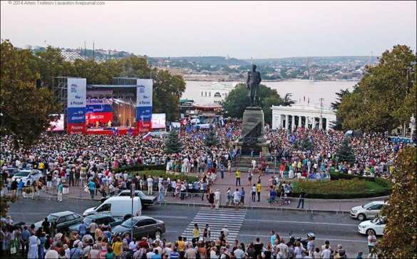 Тысячи Севастопольцев снова вышли на главную площадь города Тысячи Севастопольцев снова вышли на главную площадь города (фото/видео) | Русская весна