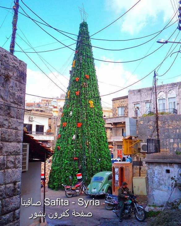 Сирия накануне Рождества: 12-метровая светодиодная ёлка на российской авиабазе и живые ели в истерзанных войной городах (ФОТО) | Русская весна