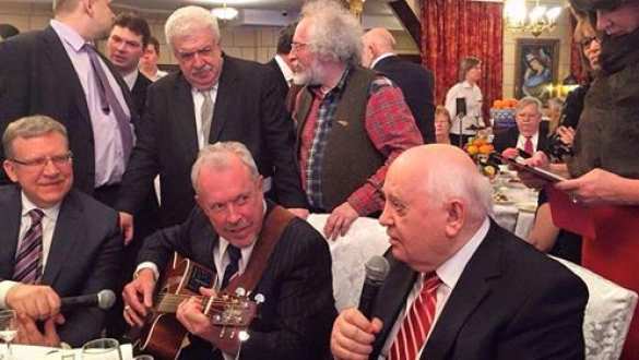 «В шумном балагане любят собираться…» — Горбачев спел под аккомпанемент Макаревича в компании Кудрина и под конвоем нервозной охраны (ПОЛНОЕ ВИДЕО) | Русская весна