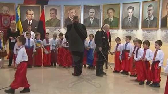 «Юные бандеровцы» — в украинских школах проводят «конкурсы строя и песни», посвященные убийцам и пособникам нацистов (ШОКИРУЮЩЕЕ ВИДЕО) | Русская весна