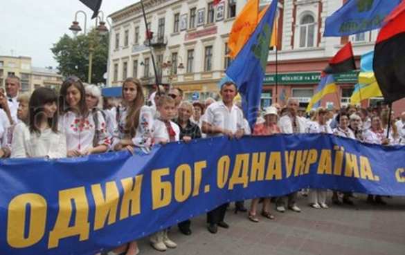 С Бандерой во главе. В Ивано-Франковске прошел парад вышиванок | Русская весна