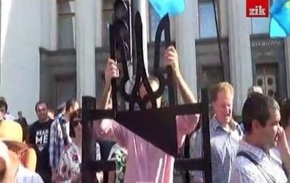 Активисты принесли под Раду гильотину с тризубом (видео) | Русская весна