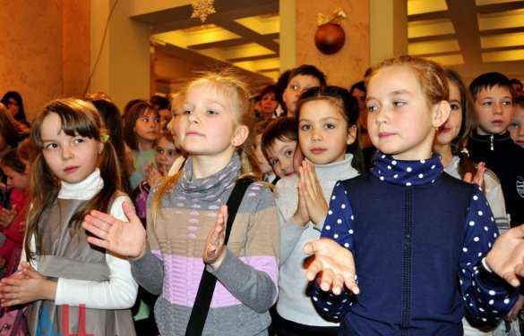 Большая новогодняя елка Главы ДНР собрала более 700 детей со всей Республики (ФОТОРЕПОРТАЖ) | Русская весна