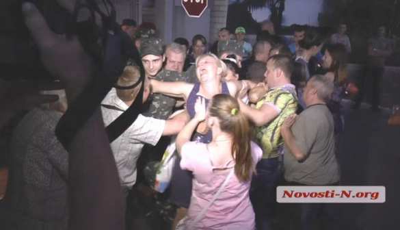 Блокирование воинской части в Николаеве закончилось — родители не смогли остановить армейскую колонну (видео) | Русская весна