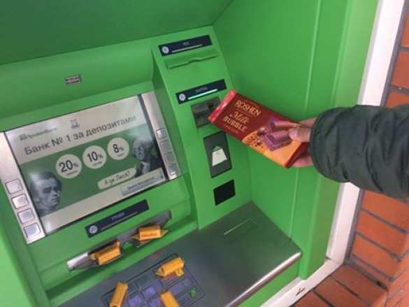 «Вместо денег — технический сбой». Что происходит в банкоматах «Привата» в Киеве? (ВИДЕО) | Русская весна