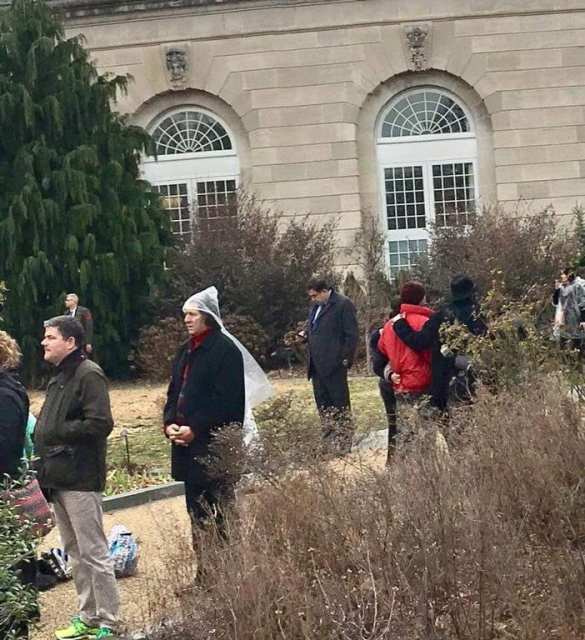 Не пропустили: Саакашвили пришлось наблюдать церемонию инаугурации Трампа из кустов за забором  (ФОТО) | Русская весна