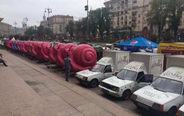 Киевскую мэрию атакуют розовые улитки (ФОТО) | Русская весна