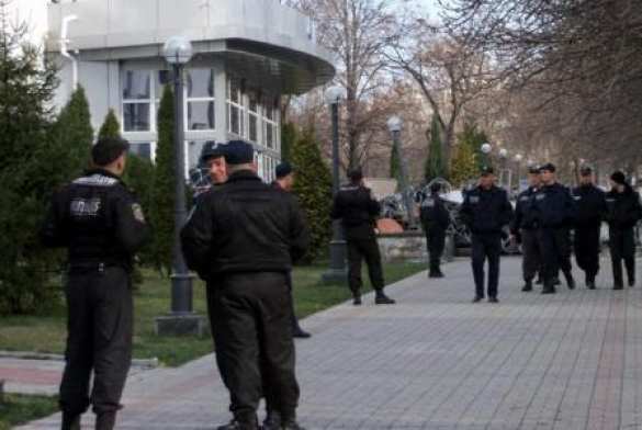 Милиция не может войти в якобы освобожденное здание СБУ в Донецке | Русская весна