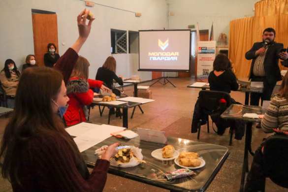 В Алчевске для работниц металлургического комбината провели интеллектуально-развлекательный конкурс | Русская весна