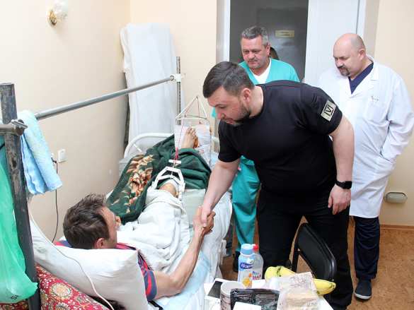 «Горжусь, что у нас есть такие ребята»: Глава ДНР навестил раненых военнослужащих (ФОТО) | Русская весна