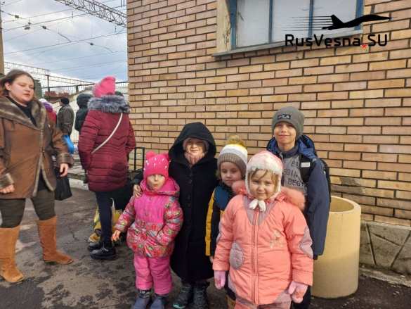 Украинцы массово пытаются вывезти детей за рубеж — УНИАН | Русская весна