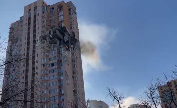 Кто нанёс удар? Страшные кадры попадания ракеты в жилую многоэтажку в Киеве (ВИДЕО) | Русская весна
