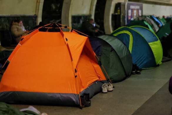 Переехали в метро: киевляне спят на платформах в палатках и зимних куртках (ФОТО) | Русская весна
